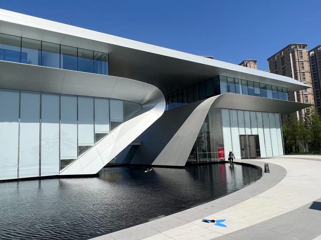 氟碳铝单板:轻盈的建筑装饰选择 在建筑装饰领域,材料的重量是一个